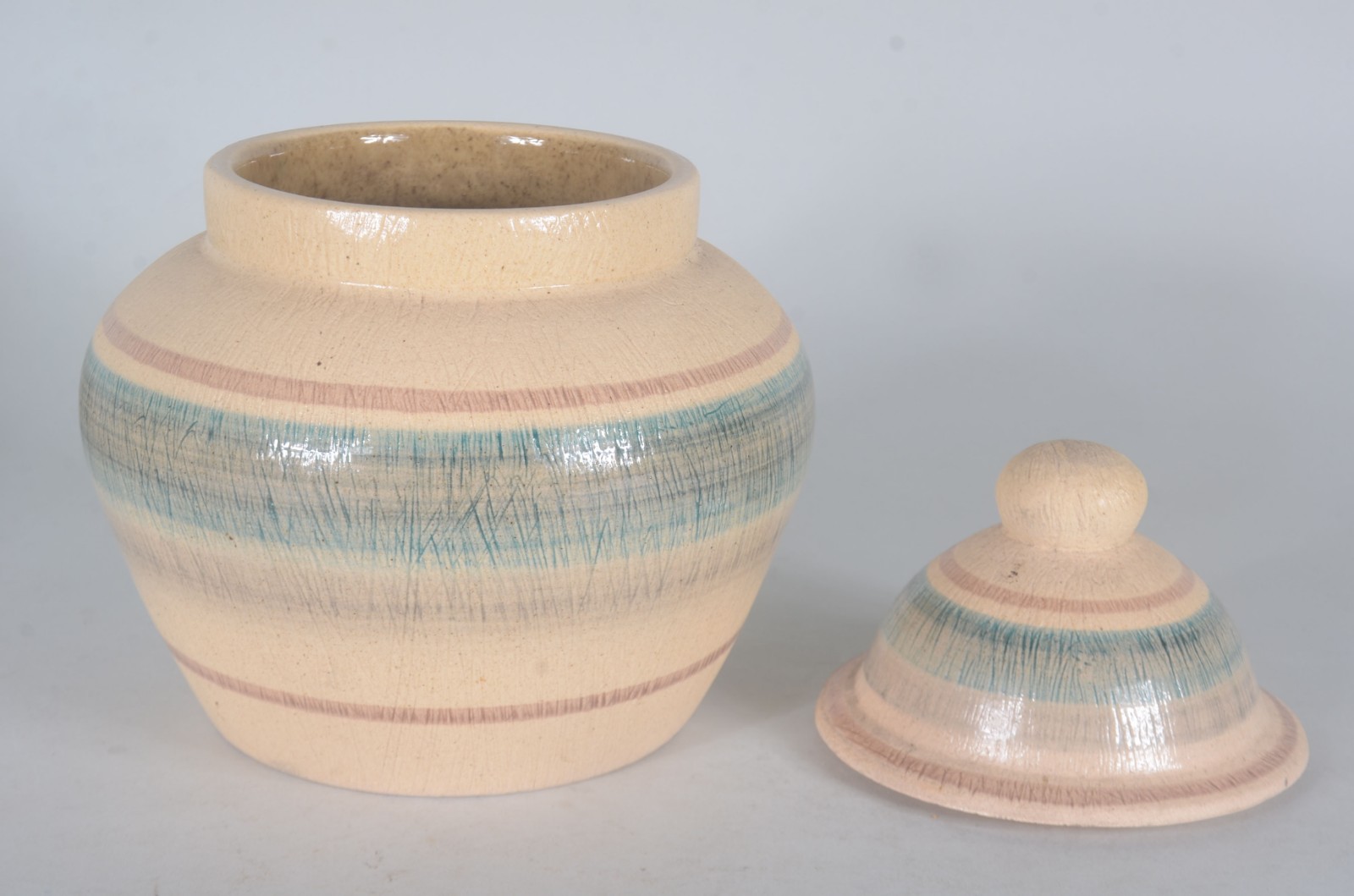 Três peças de cerâmica decorativa, sendo: potiche, bowl e garrafa. - foto 6 de 8