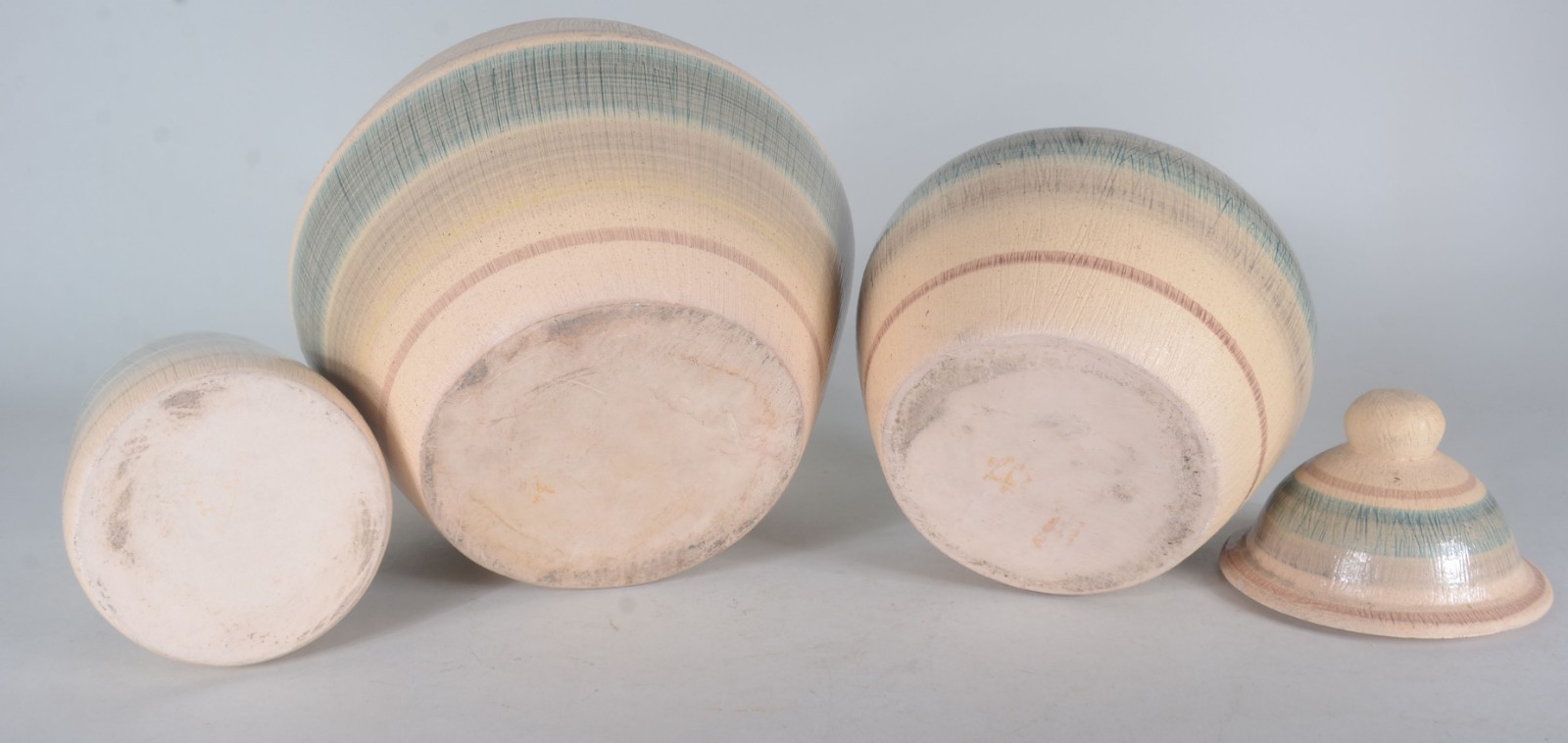 Três peças de cerâmica decorativa, sendo: potiche, bowl e garrafa. - foto 7 de 8