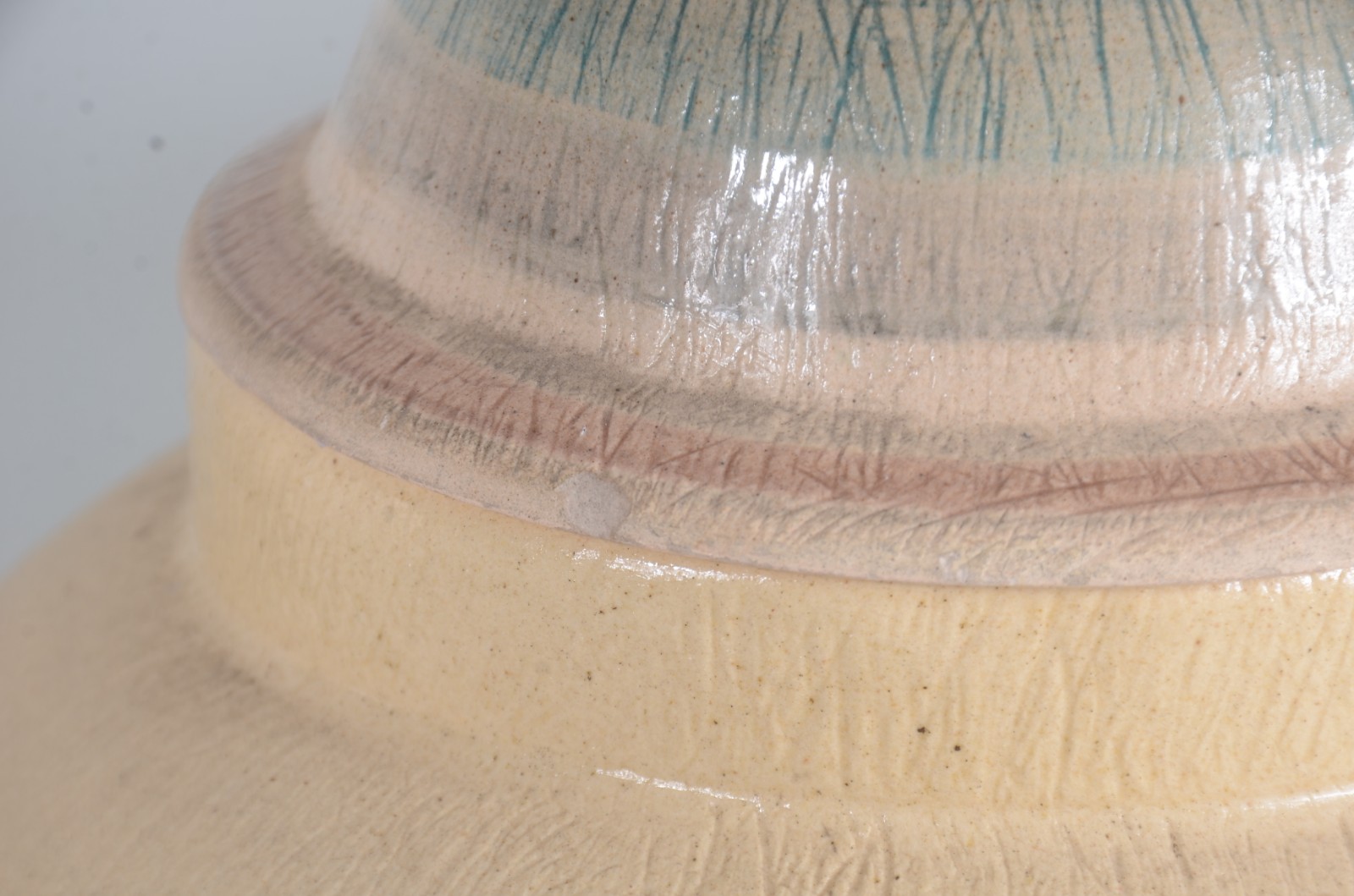 Três peças de cerâmica decorativa, sendo: potiche, bowl e garrafa. - foto 8 de 8