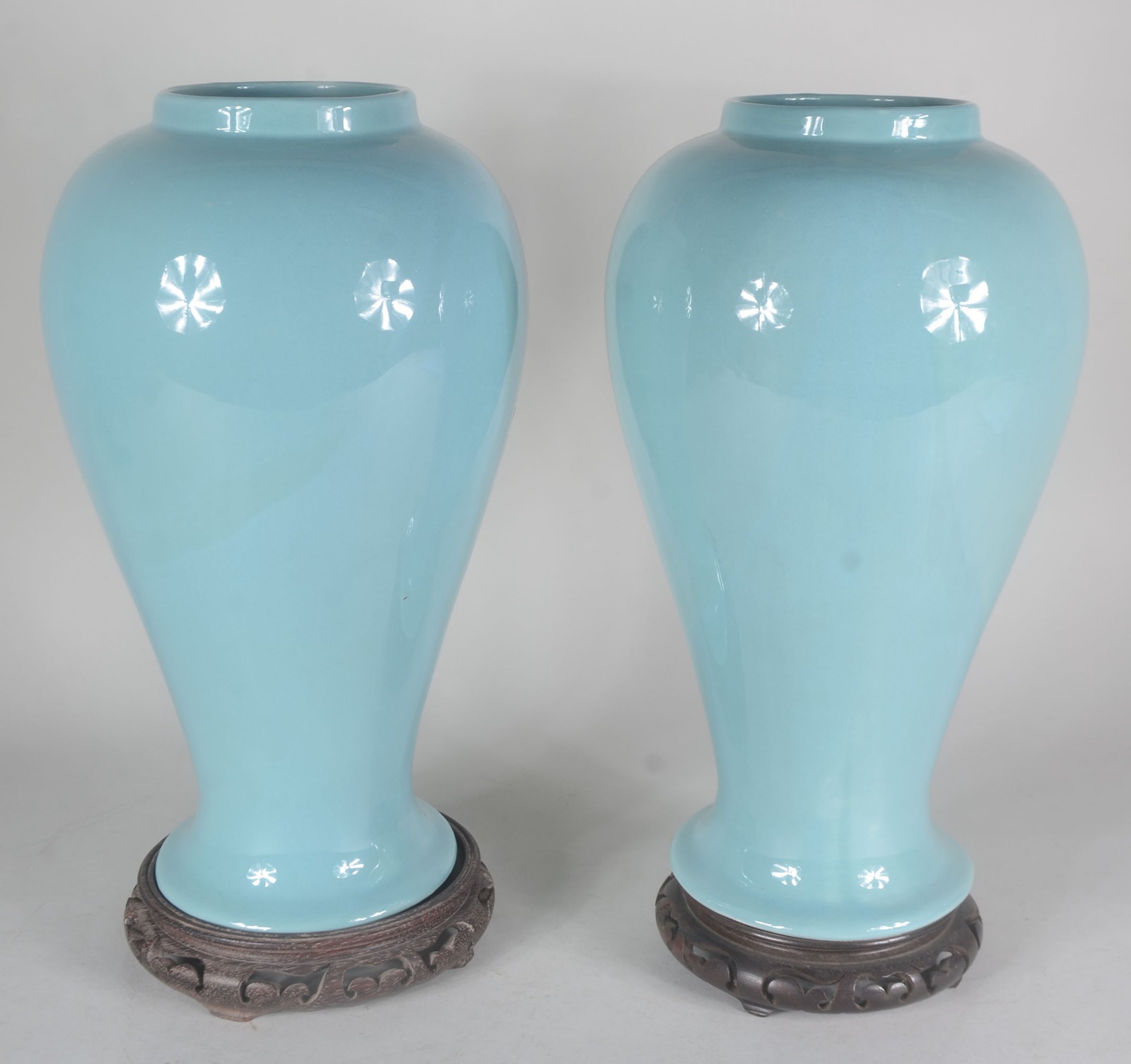 Par de vasos de porcelana na cor azul, bases de madeira. - foto 1 de 5