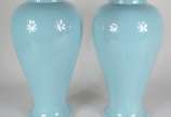 Par de vasos de porcelana na cor azul, bases de... - Par de vasos de porcelana na cor azul, bases de madeira.