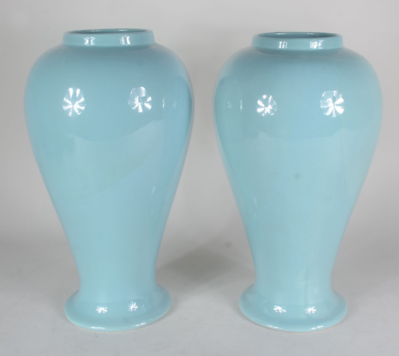 Par de vasos de porcelana na cor azul, bases de madeira. - foto 2 de 5