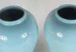 Par de vasos de porcelana na cor azul, bases de... - Par de vasos de porcelana na cor azul, bases de madeira.