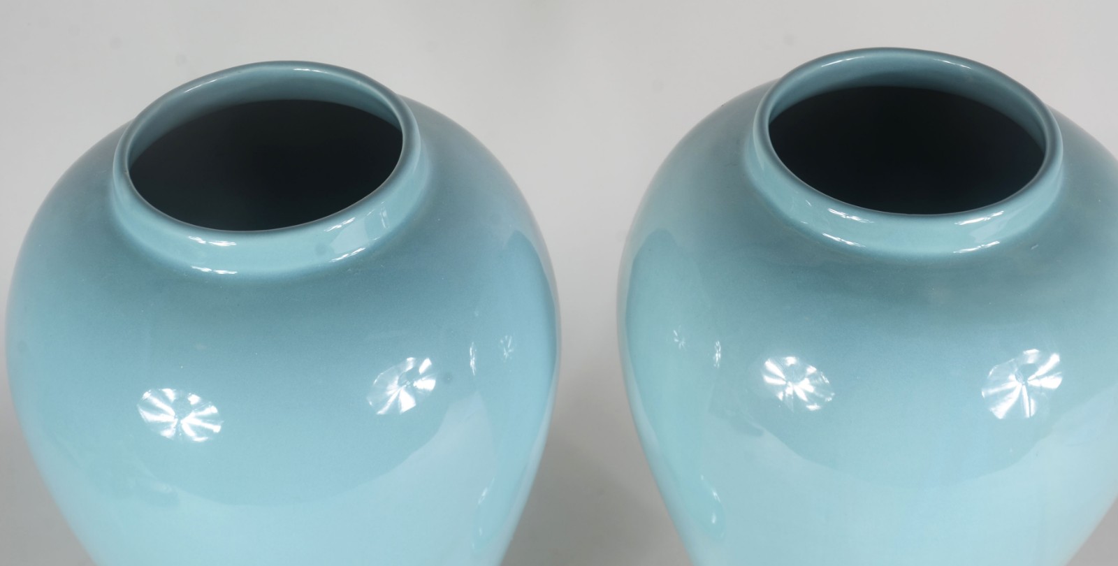 Par de vasos de porcelana na cor azul, bases de madeira. - foto 3 de 5