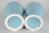 Par de vasos de porcelana na cor azul, bases de... - Par de vasos de porcelana na cor azul, bases de madeira.