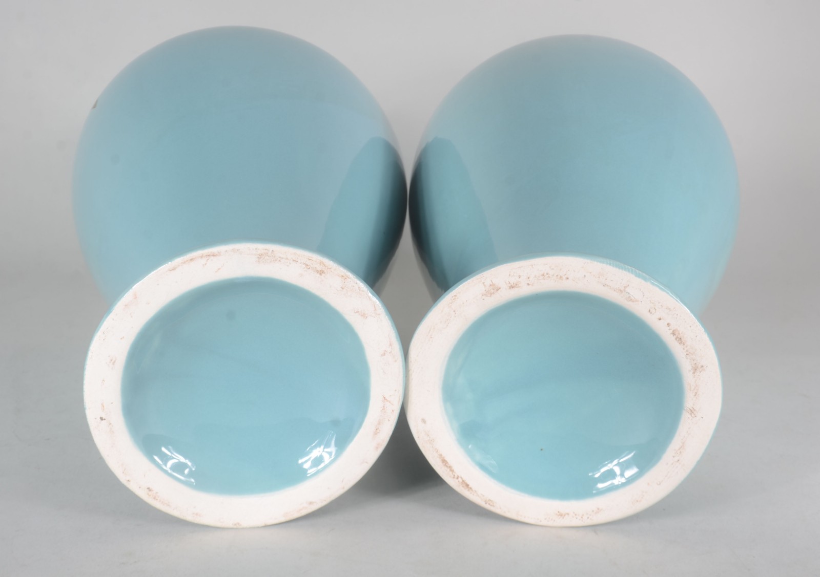 Par de vasos de porcelana na cor azul, bases de madeira. - foto 4 de 5