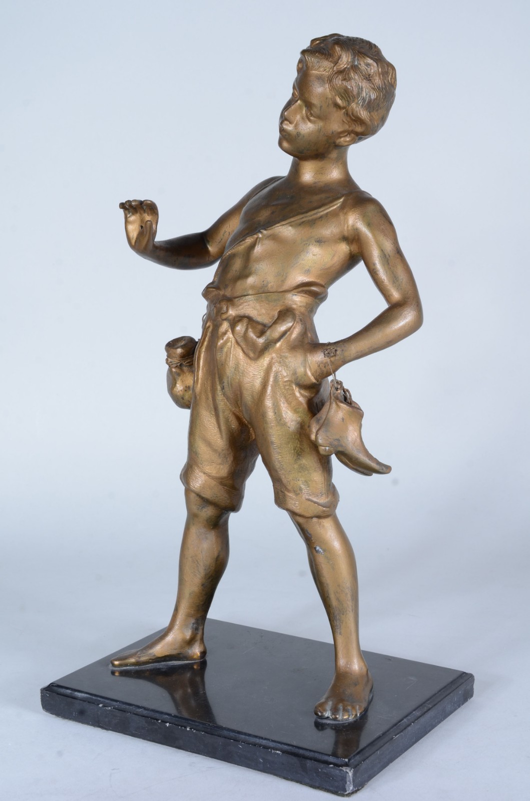 Escultura de petit bronze representando "menino assoviador", base de... - foto 2 de 8