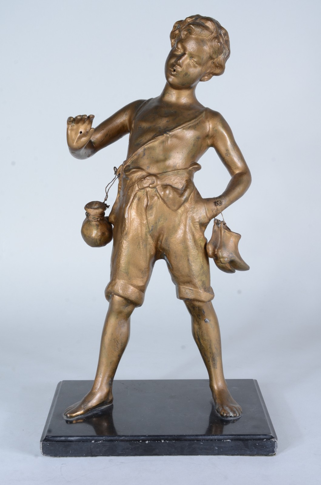 Escultura de petit bronze representando "menino assoviador", base de... - foto 1 de 8