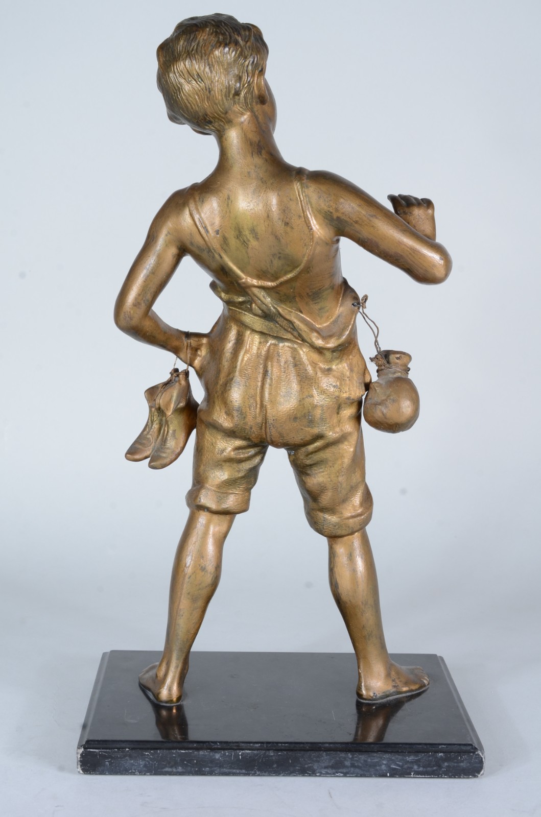 Escultura de petit bronze representando "menino assoviador", base de... - foto 3 de 8