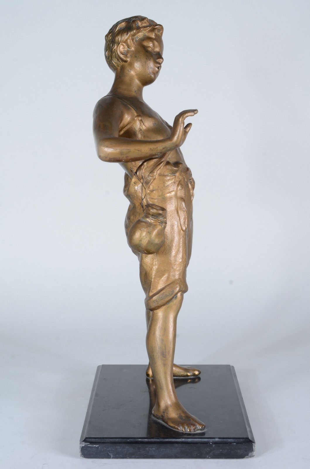 Escultura de petit bronze representando "menino assoviador", base de... - foto 4 de 8