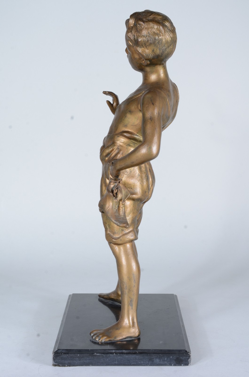 Escultura de petit bronze representando "menino assoviador", base de... - foto 5 de 8