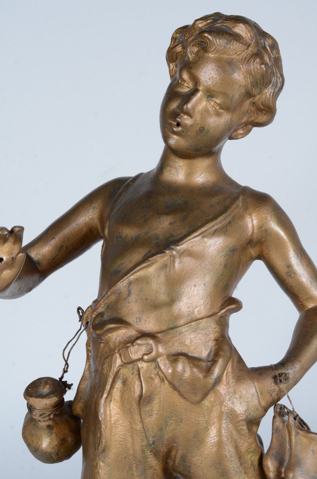 Escultura de petit bronze representando "menino assoviador", base de... - foto 6 de 8