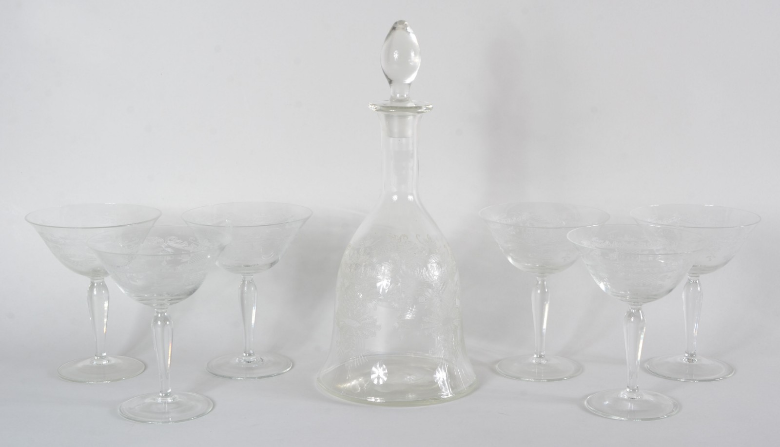 Conjunto de cristal lavrado com guirlandas, composto de garrafa e 6... - foto 1 de 11