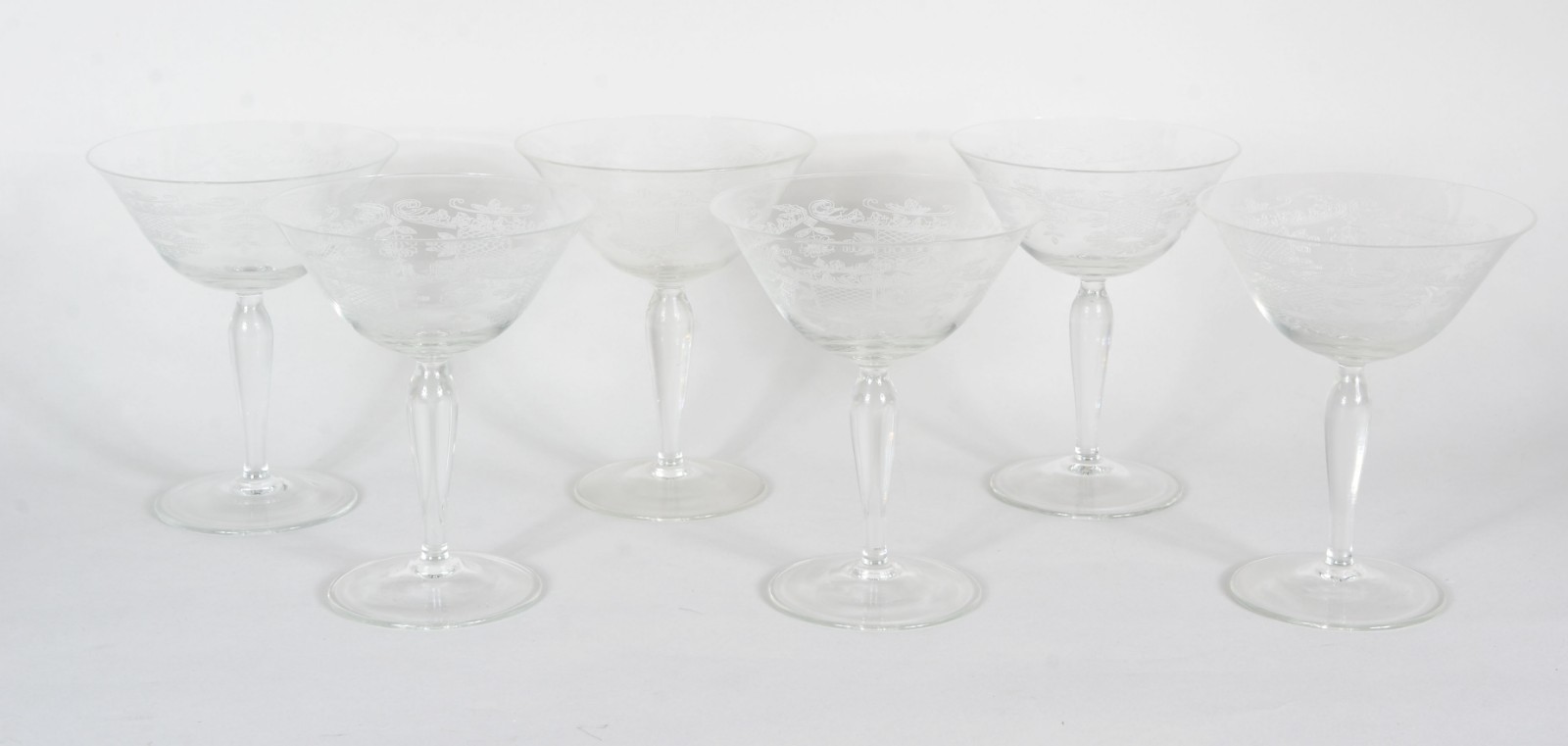 Conjunto de cristal lavrado com guirlandas, composto de garrafa e 6... - foto 9 de 11