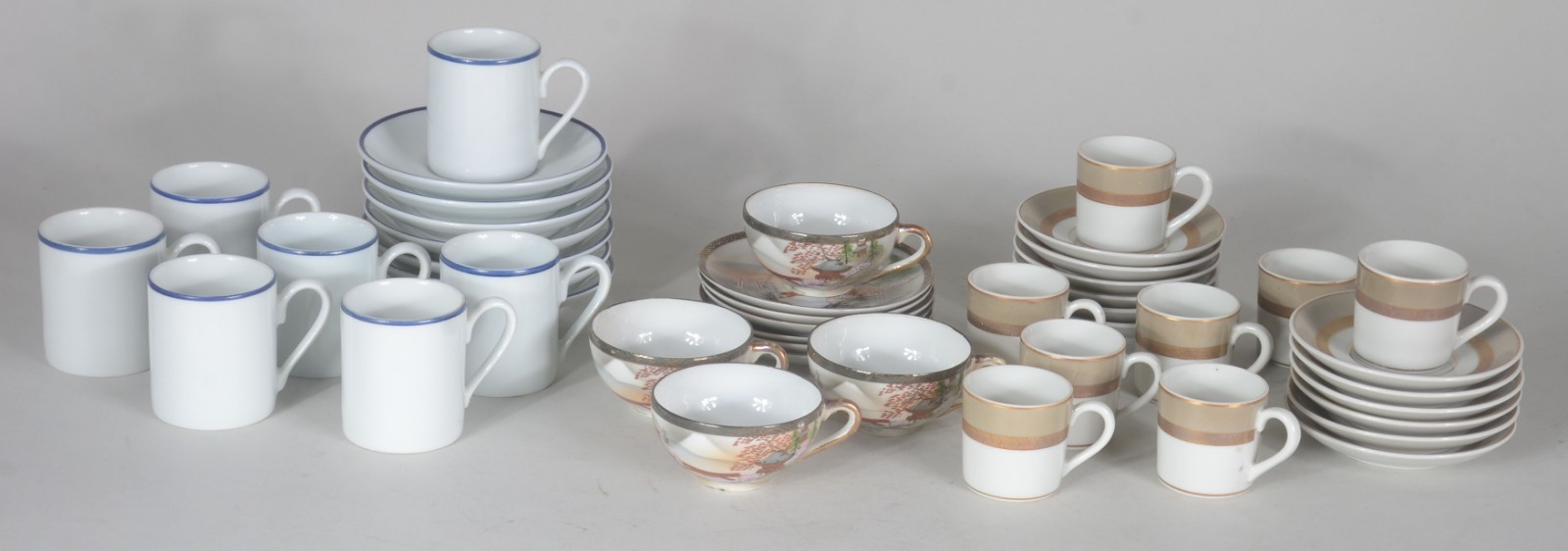 Três conjuntos de porcelana para café, sendo: 7 xícaras com pires (1... - foto 1 de 8
