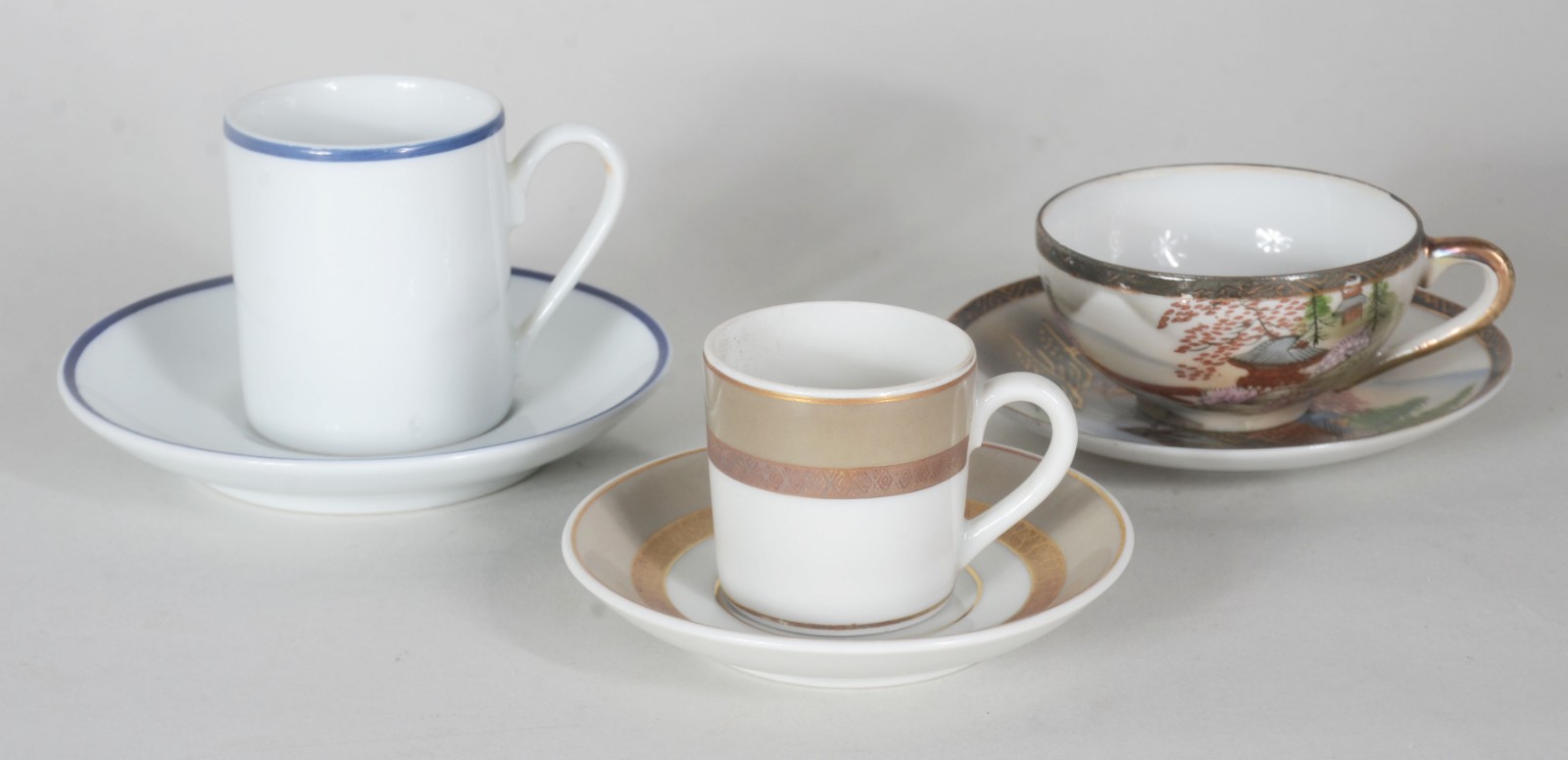 Três conjuntos de porcelana para café, sendo: 7 xícaras com pires (1... - foto 2 de 8