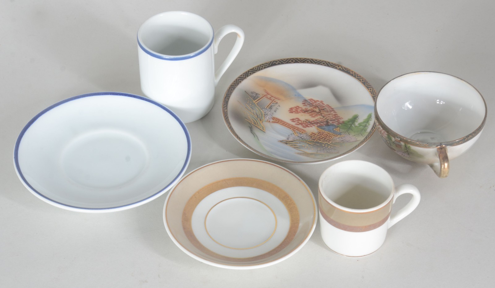 Três conjuntos de porcelana para café, sendo: 7 xícaras com pires (1... - foto 3 de 8
