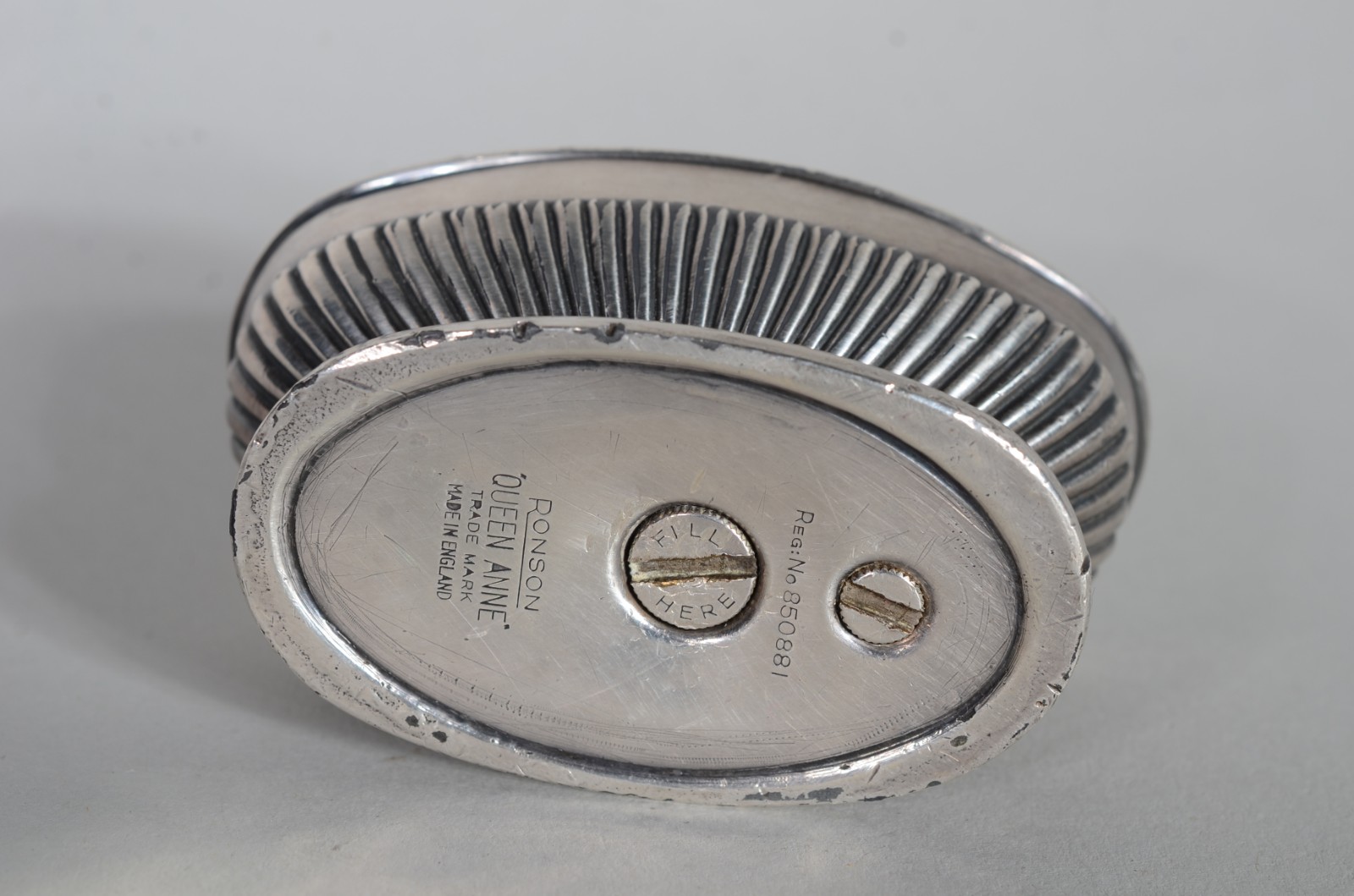 Isqueiro de metal prateado Ronson modelo "Queen Anne". - foto 4 de 7