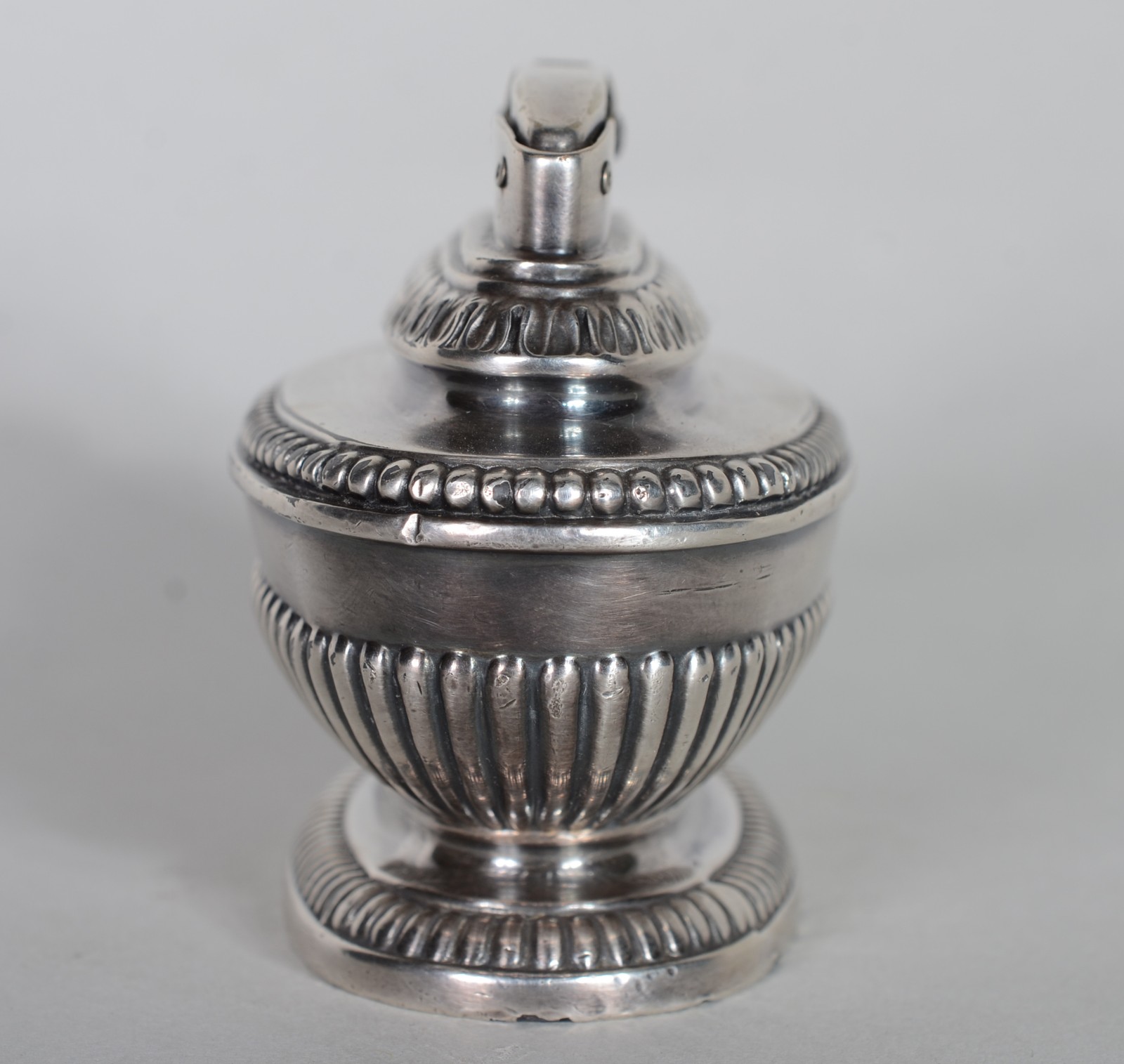 Isqueiro de metal prateado Ronson modelo "Queen Anne". - foto 2 de 7