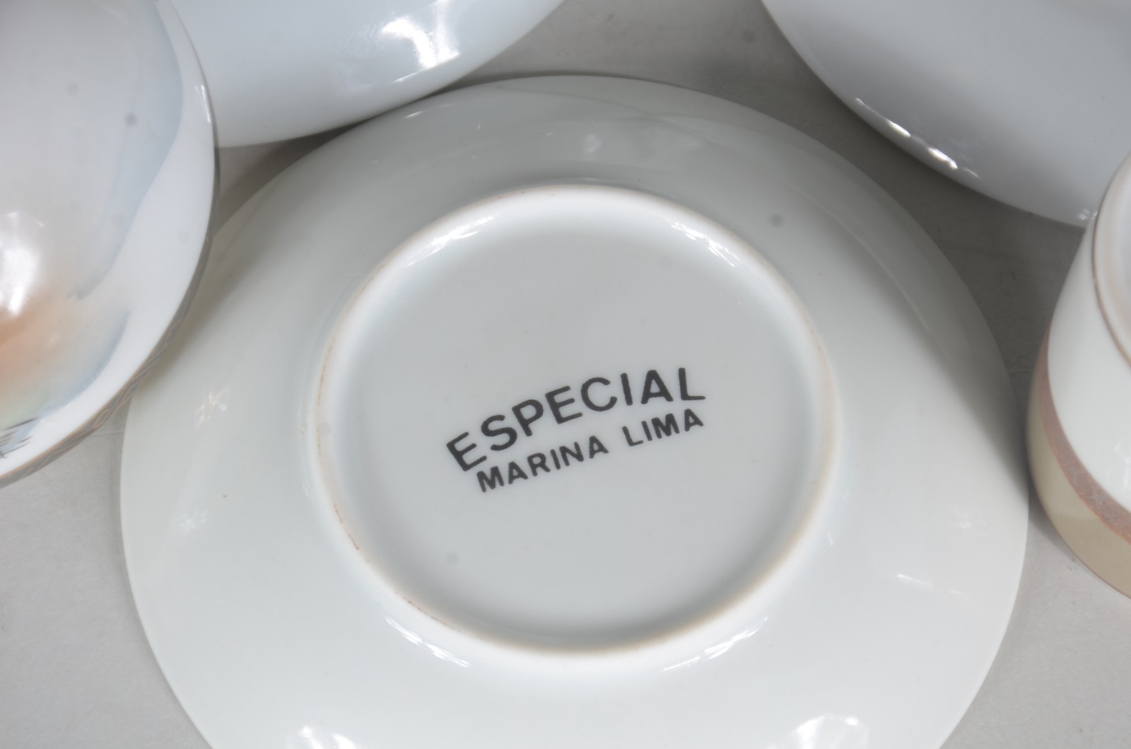 Três conjuntos de porcelana para café, sendo: 7 xícaras com pires (1... - foto 7 de 8
