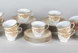 Noritake (1904),  - Conjunto com 15 xícaras para café com pires de porcelana japonesa Noritake , decoradas com guirlandas douradas.