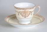 Noritake (1904),  - Conjunto com 15 xícaras para café com pires de porcelana japonesa Noritake , decoradas com guirlandas douradas.