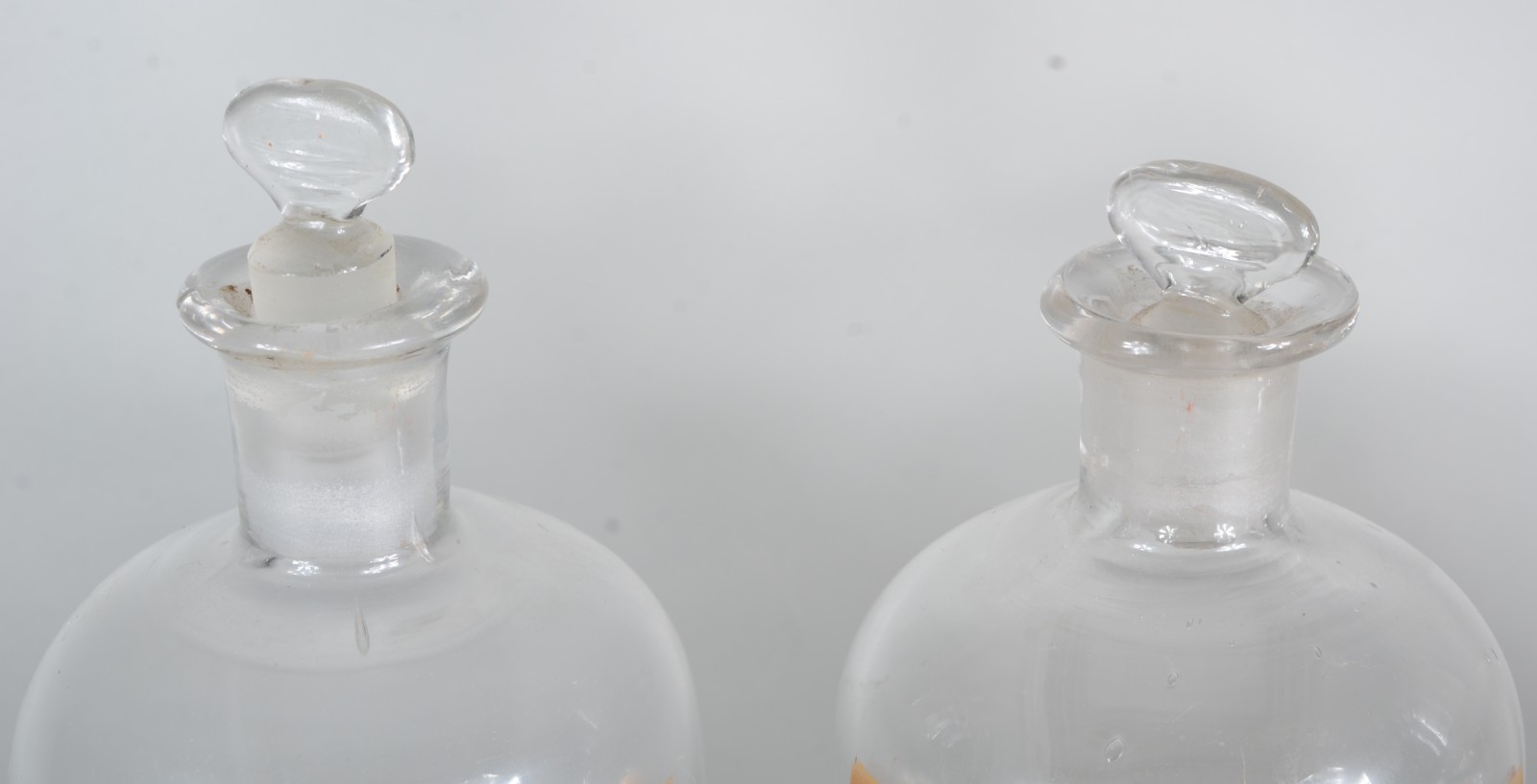 Quatro antigos potes de farmácia de vidro, com inscrições em molduras... - foto 4 de 6