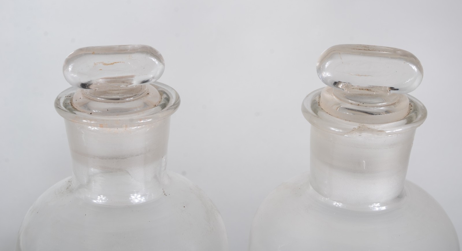 Quatro antigos potes de farmácia de vidro, com inscrições e molduras... - foto 4 de 8