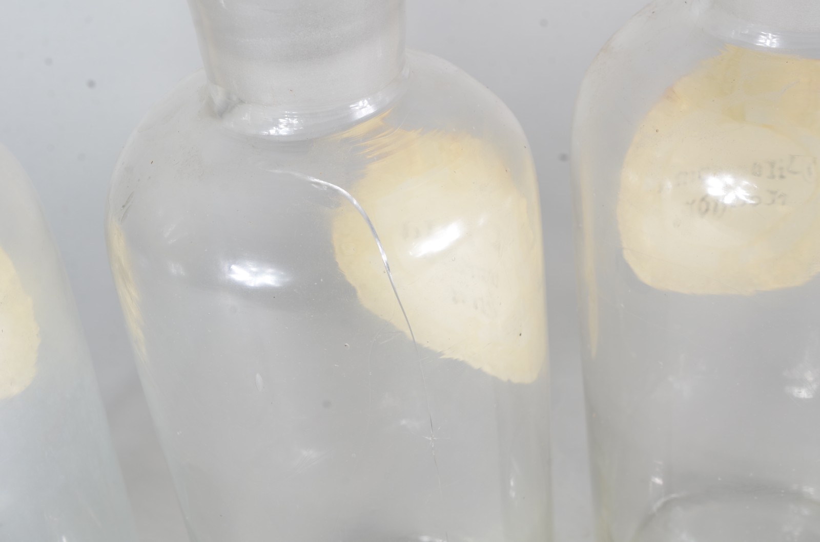 Quatro antigos potes de farmácia de vidro, com inscrições e molduras... - foto 7 de 8