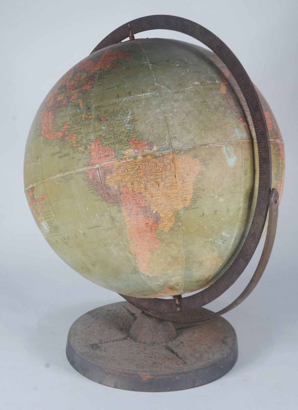 Antigo "globo" decorativo, giratório, base de metal (oxidado e... - foto 1 de 9