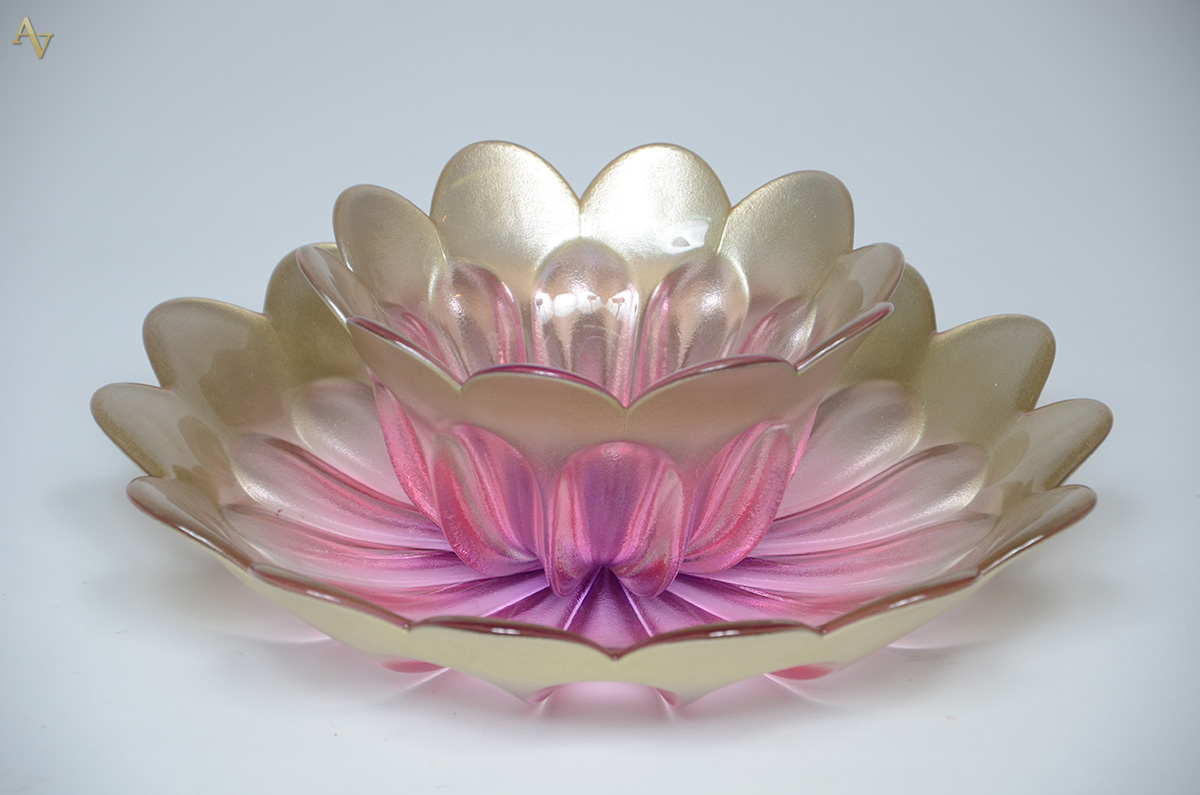 Centro de mesa de murano rosa com borda em gomos dourados, com... - foto 1 de 2