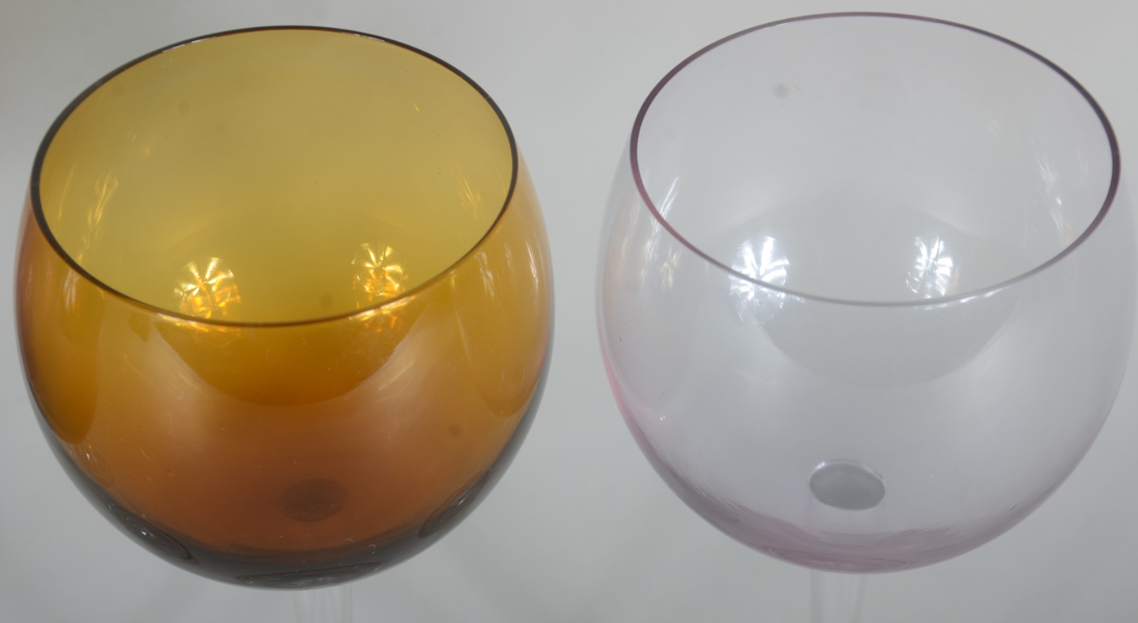 Seis taças de pé alto para vinho em vidro colorido - foto 2 de 5
