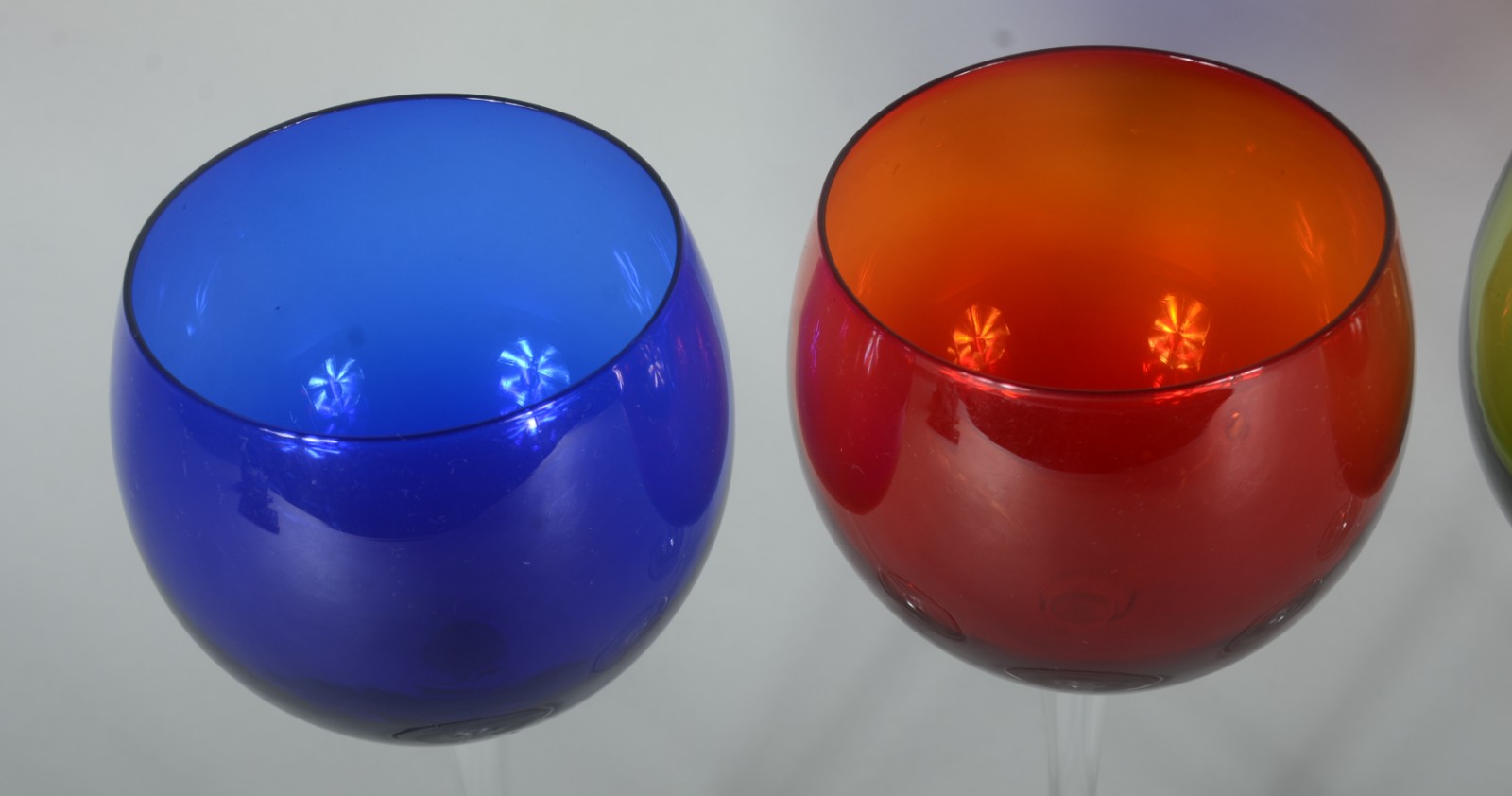 Seis taças de pé alto para vinho em vidro colorido - foto 3 de 5