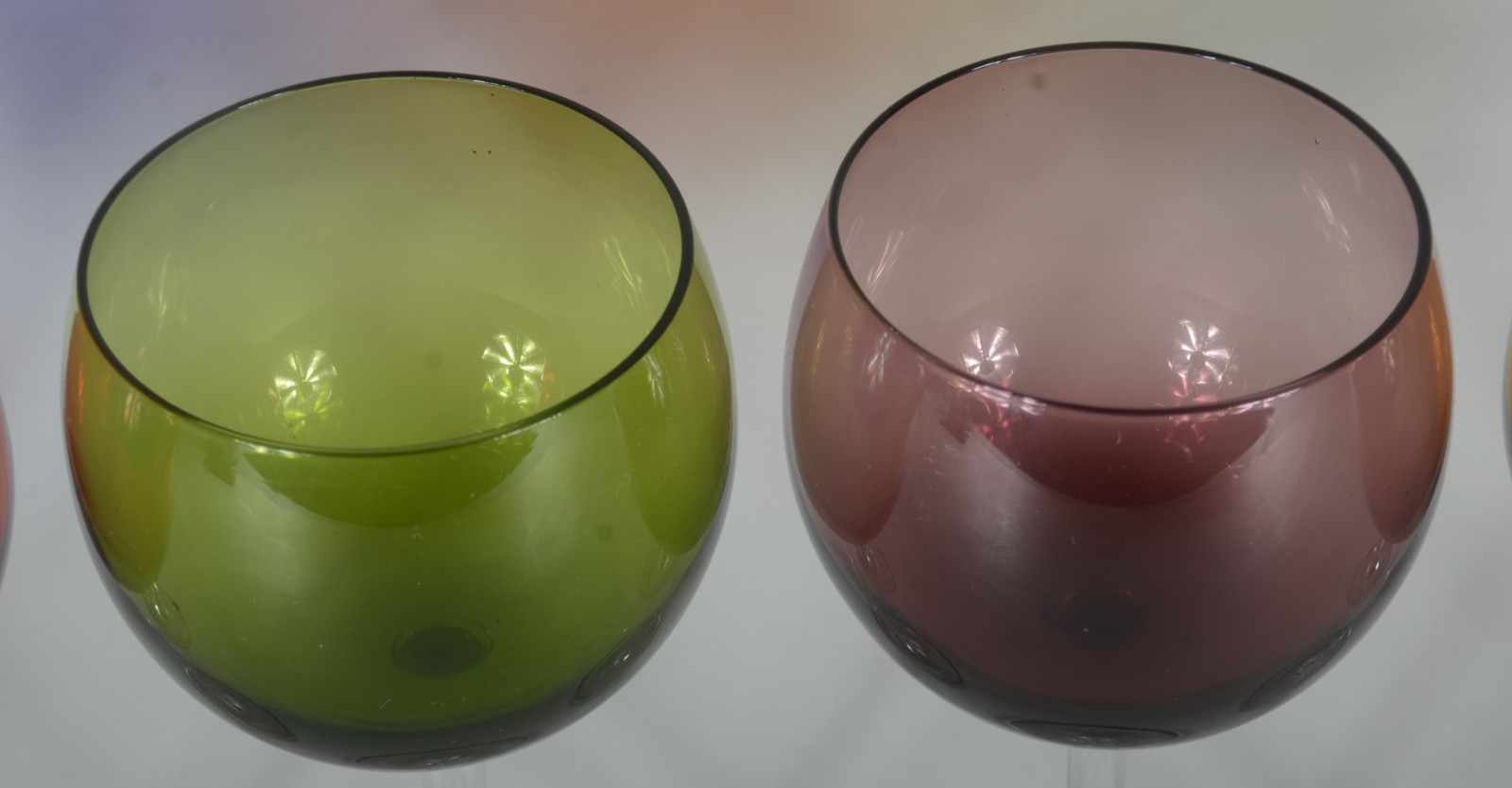 Seis taças de pé alto para vinho em vidro colorido - foto 4 de 5