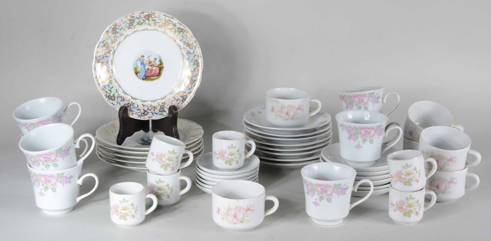 Conjunto de 8 xícaras com pires para chá de porcelana oriental... - foto 1 de 11