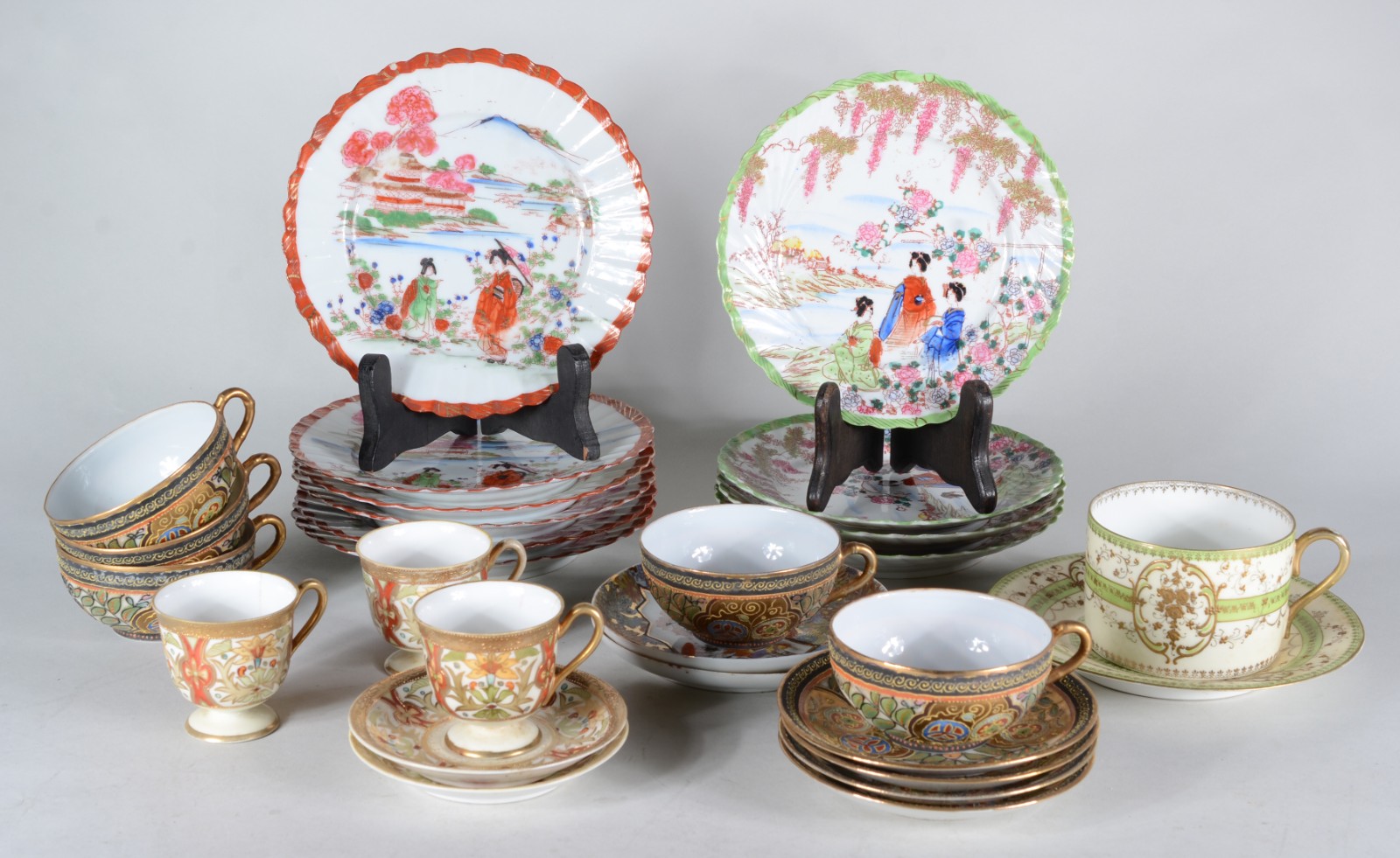 Diversas peças de porcelana, sendo: 6 xícaras de chá com pires, 3... - foto 1 de 11