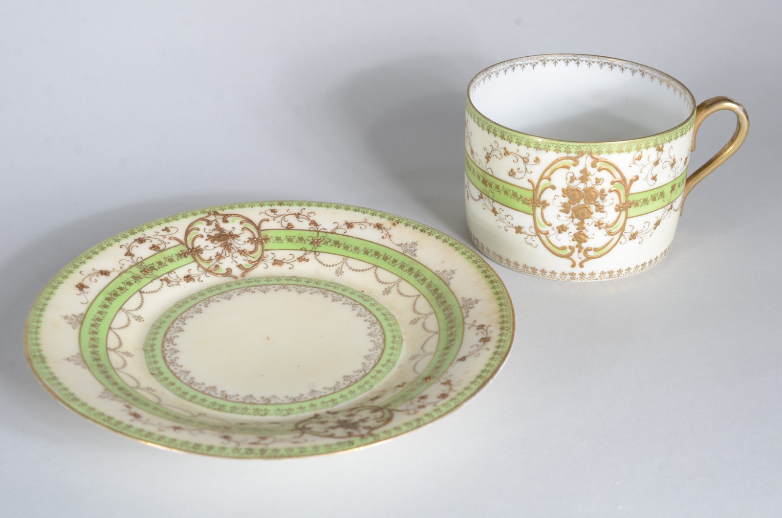 Diversas peças de porcelana, sendo: 6 xícaras de chá com pires, 3... - foto 2 de 11