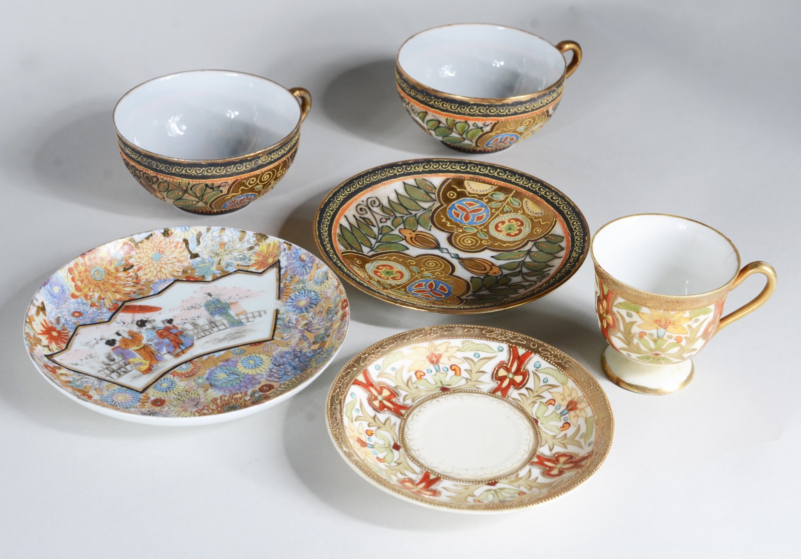Diversas peças de porcelana, sendo: 6 xícaras de chá com pires, 3... - foto 3 de 11