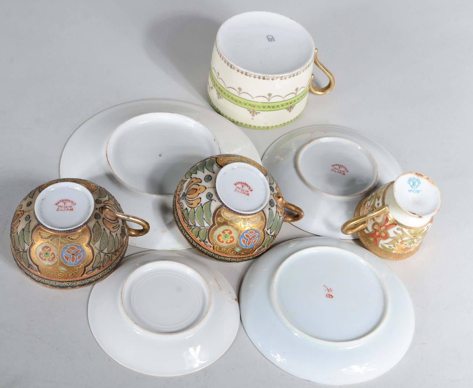 Diversas peças de porcelana, sendo: 6 xícaras de chá com pires, 3... - foto 4 de 11