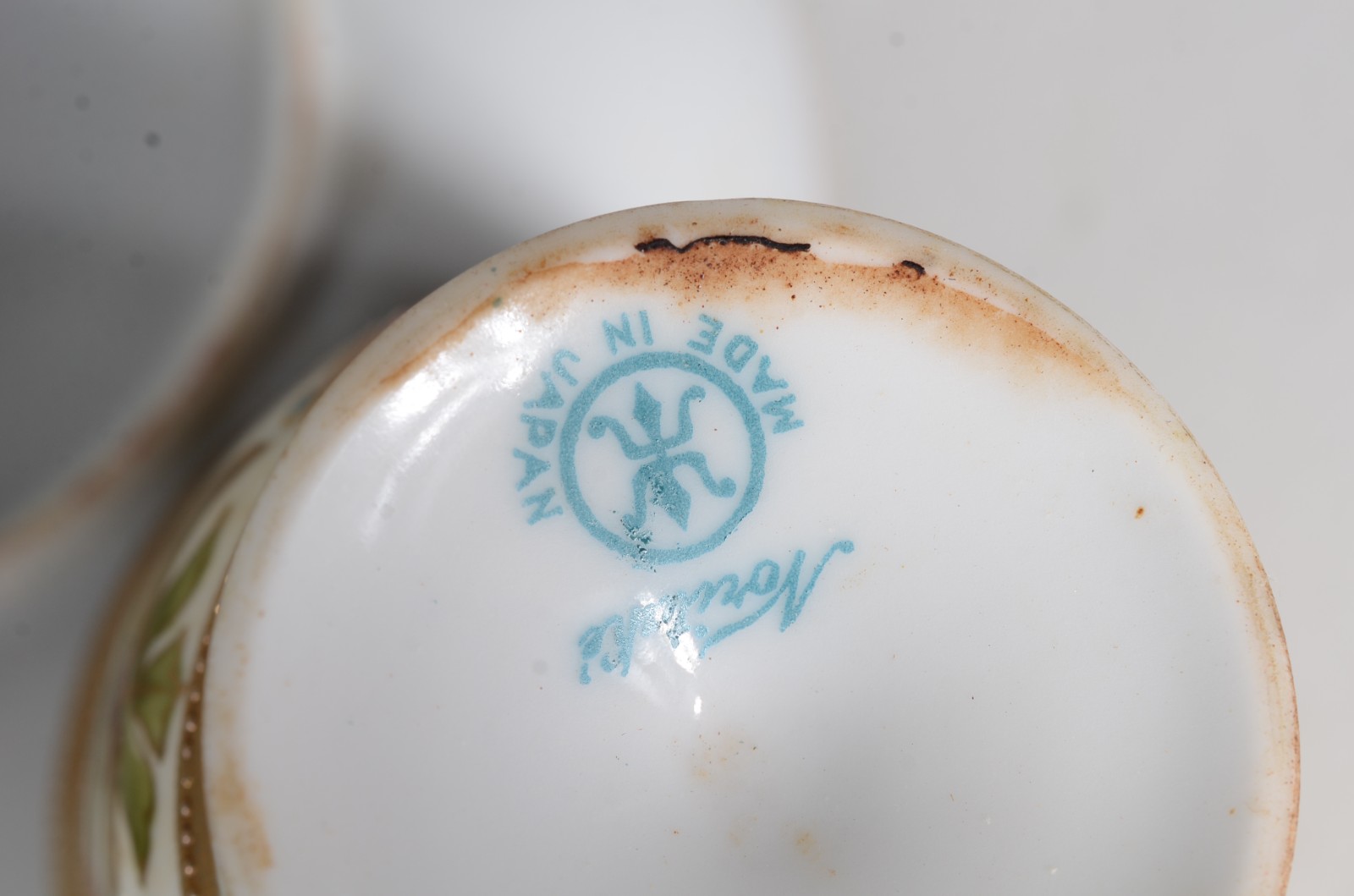 Diversas peças de porcelana, sendo: 6 xícaras de chá com pires, 3... - foto 7 de 11