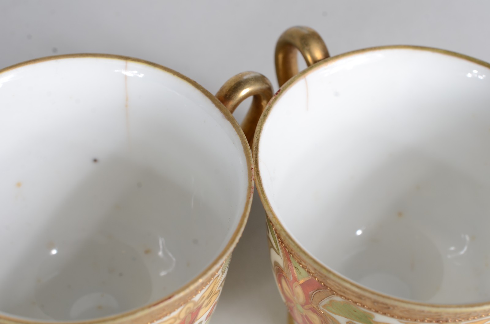 Diversas peças de porcelana, sendo: 6 xícaras de chá com pires, 3... - foto 10 de 11