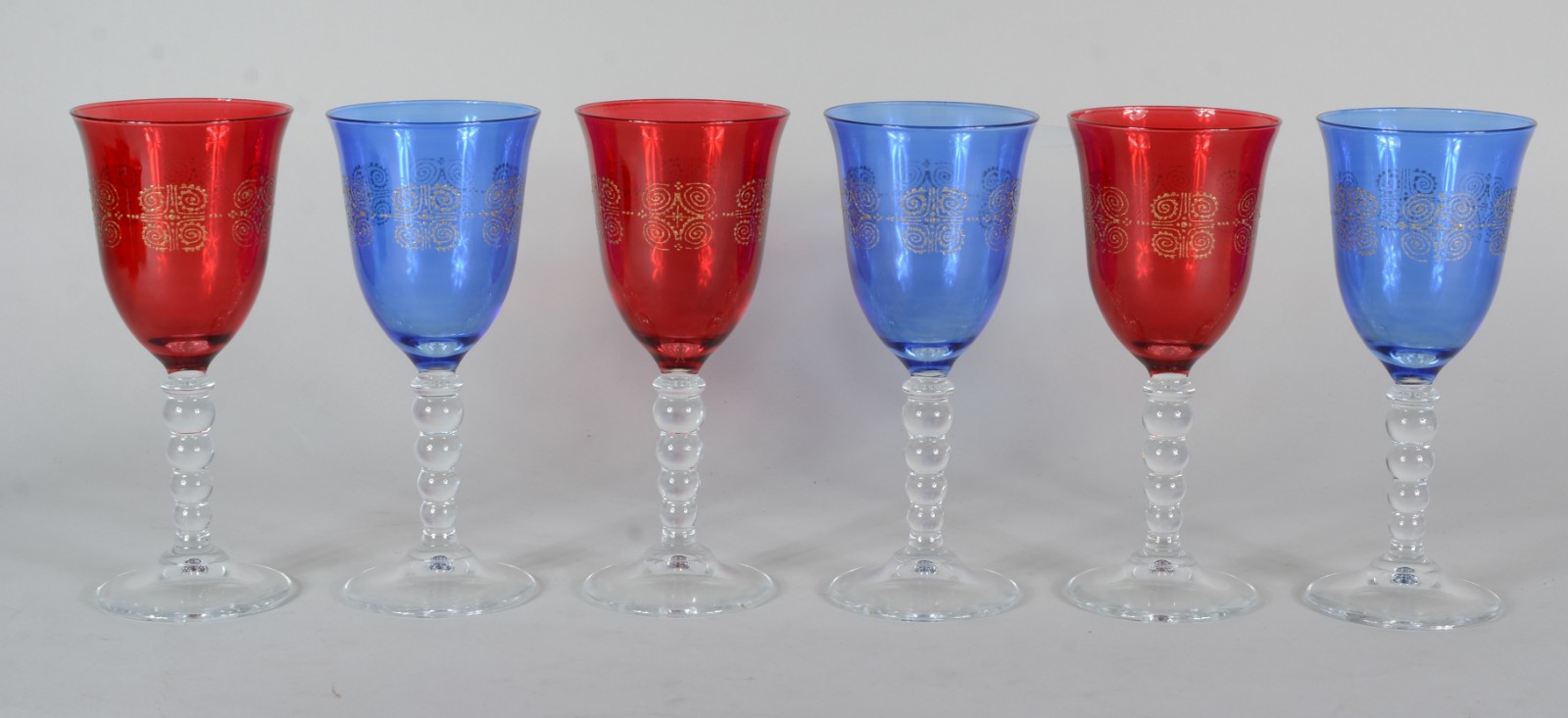 Seis cálices de cristal para vinho branco, sendo 3 vermelhos e 3... - foto 1 de 5