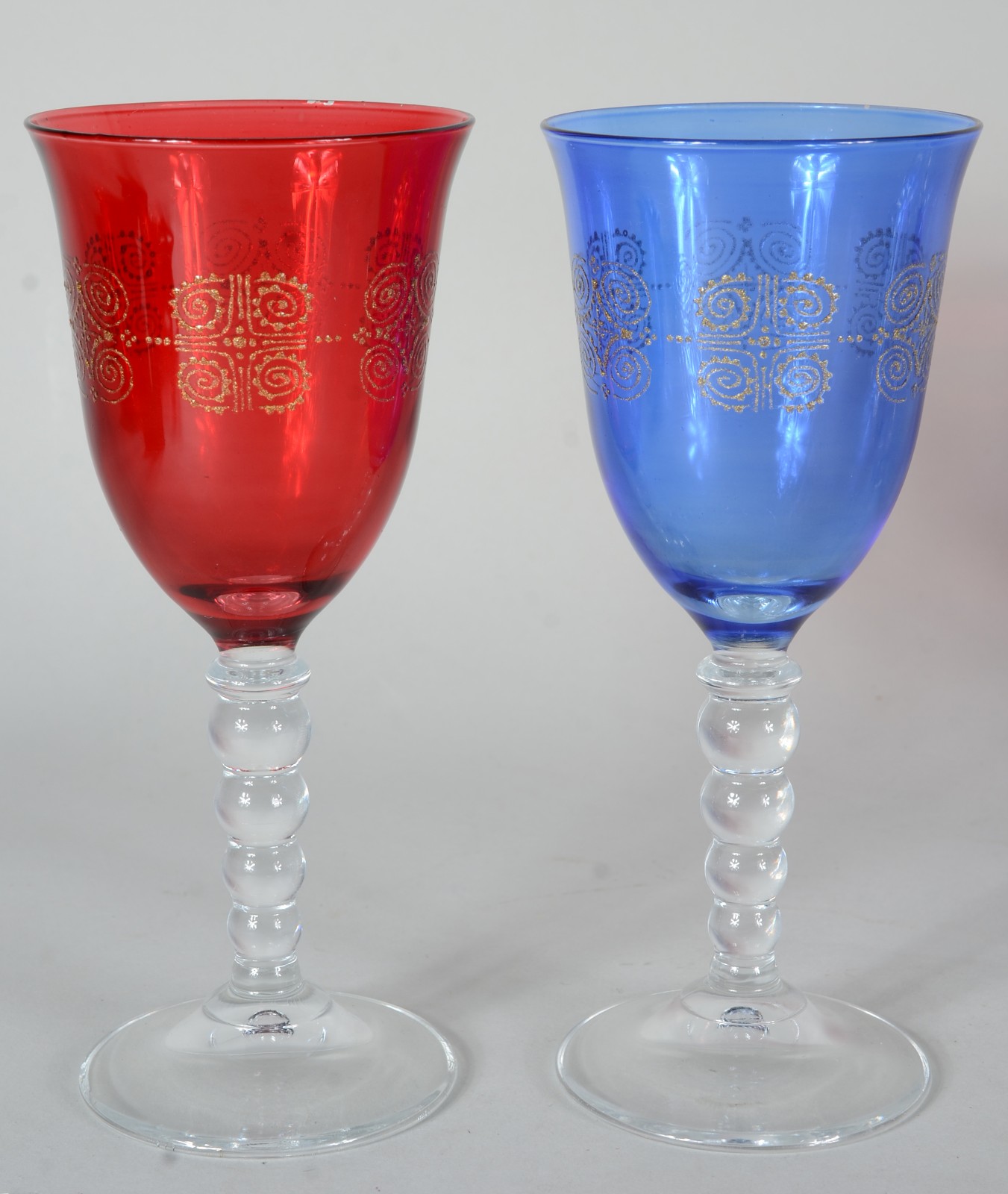 Seis cálices de cristal para vinho branco, sendo 3 vermelhos e 3... - foto 2 de 5