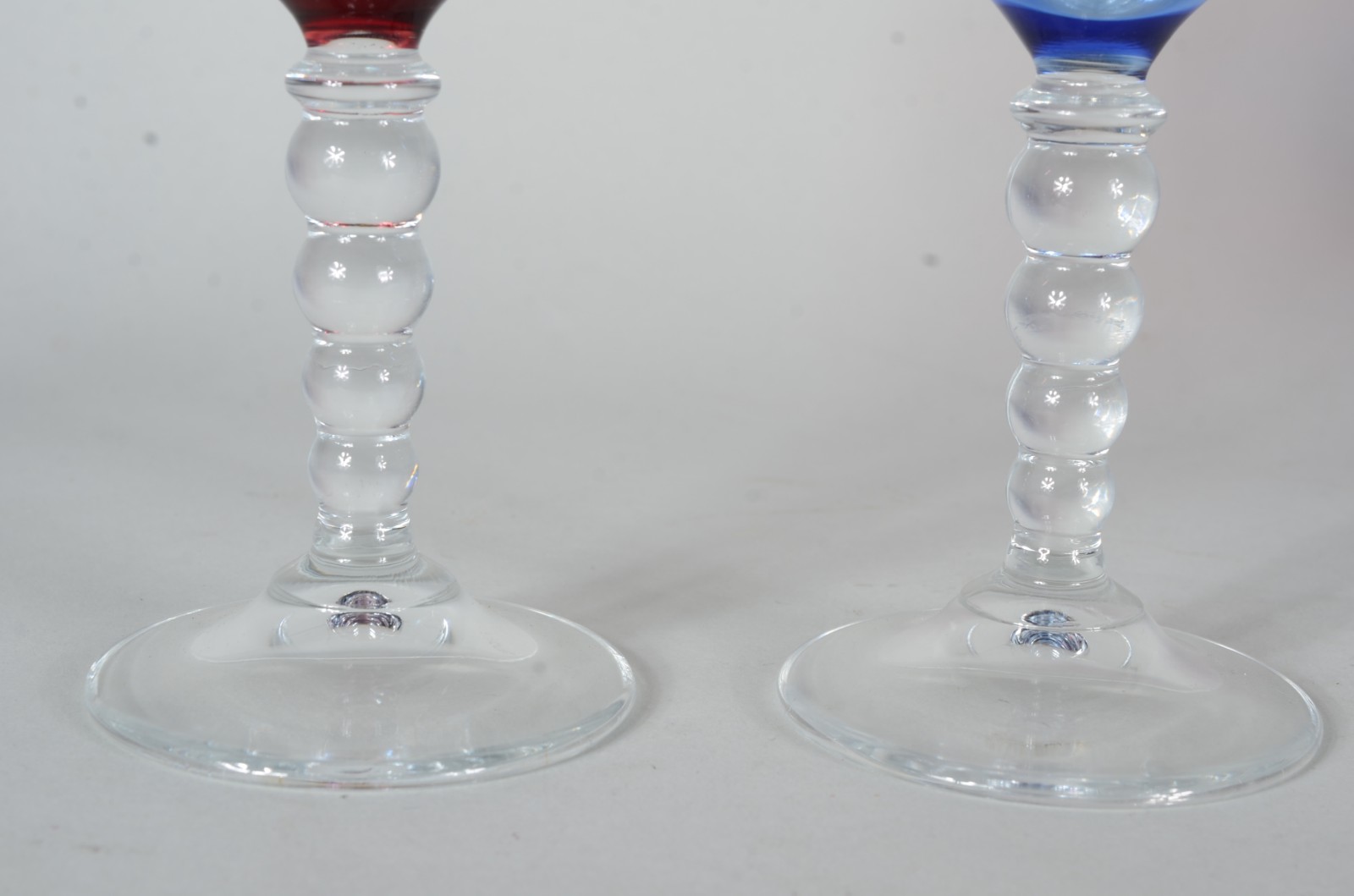 Seis cálices de cristal para vinho branco, sendo 3 vermelhos e 3... - foto 4 de 5