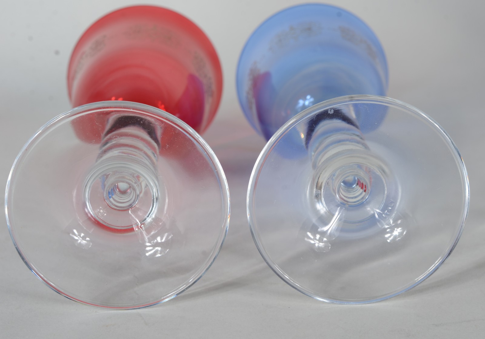 Seis cálices de cristal para vinho branco, sendo 3 vermelhos e 3... - foto 5 de 5