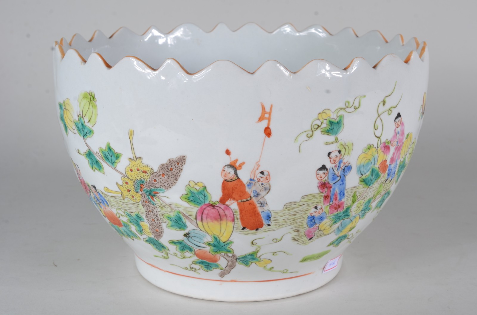 Bowl de porcelana oriental, fundo branco com figuras em policromia... - foto 1 de 8