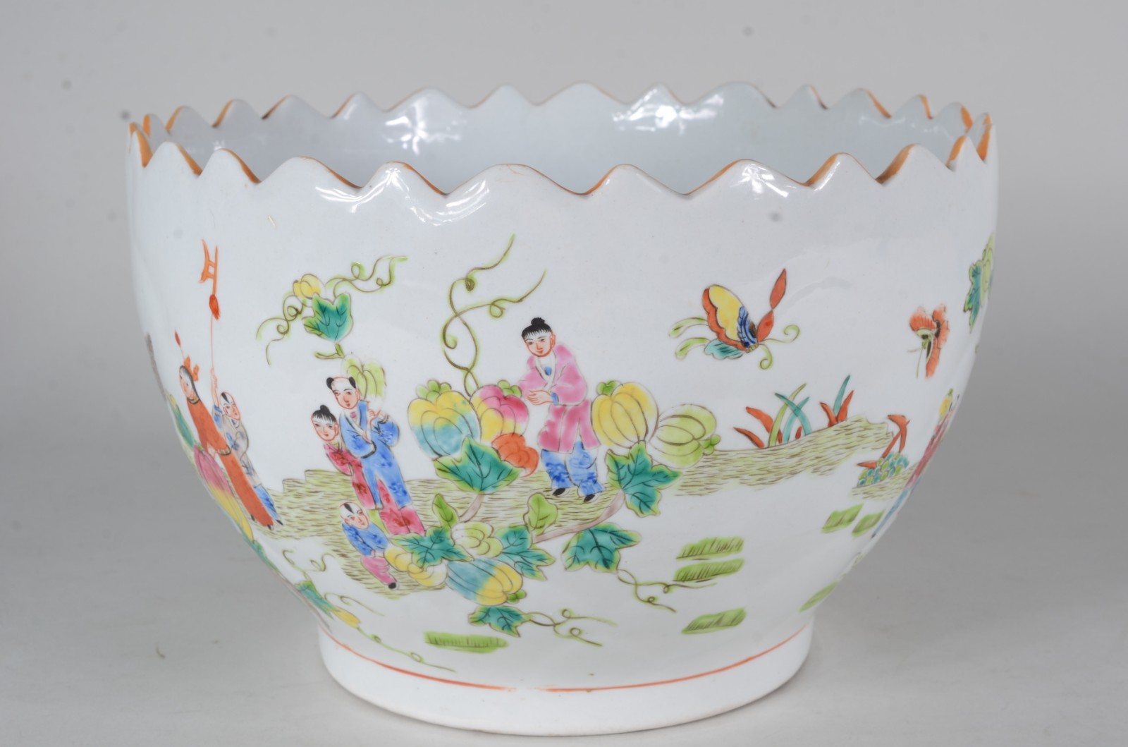 Bowl de porcelana oriental, fundo branco com figuras em policromia... - foto 2 de 8