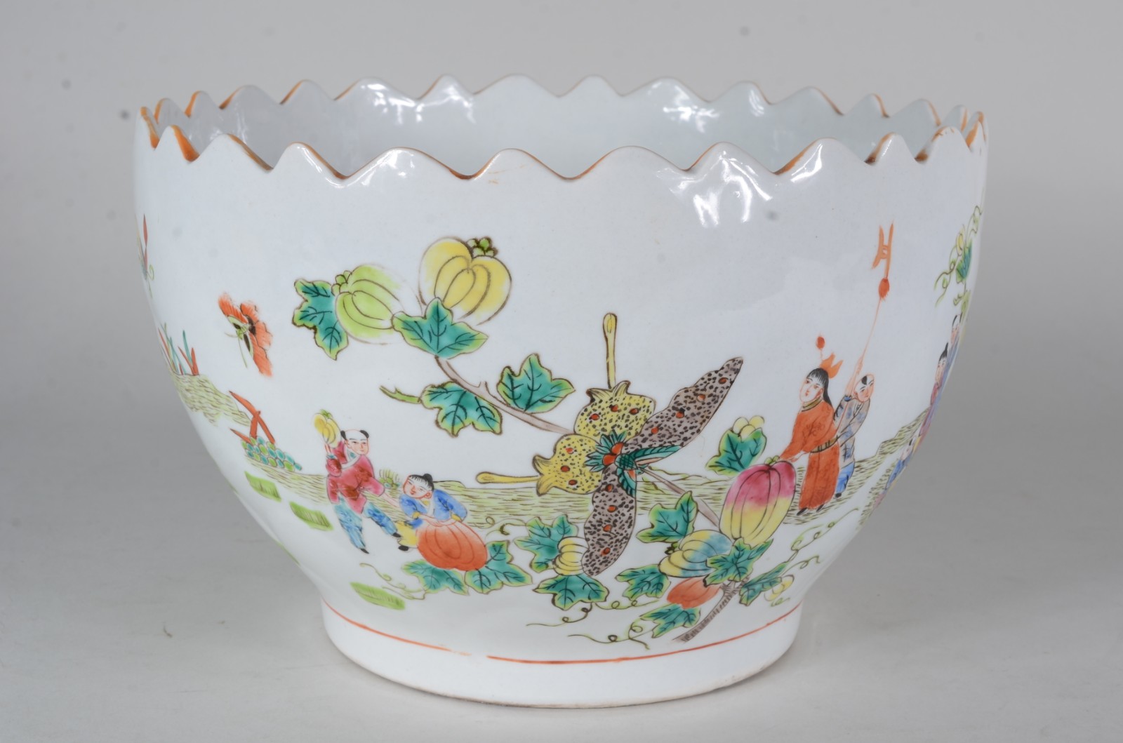 Bowl de porcelana oriental, fundo branco com figuras em policromia... - foto 3 de 8