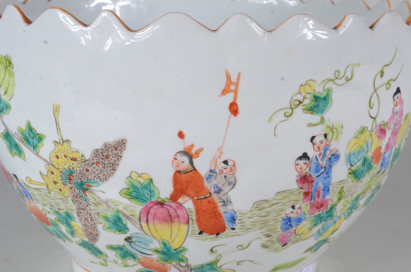 Bowl de porcelana oriental, fundo branco com figuras em policromia... - foto 4 de 8