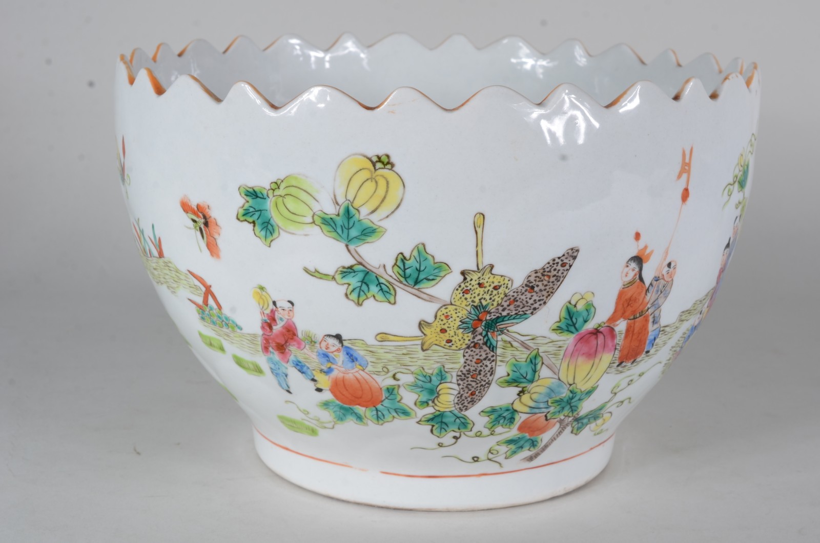 Bowl de porcelana oriental, fundo branco com figuras em policromia... - foto 5 de 8